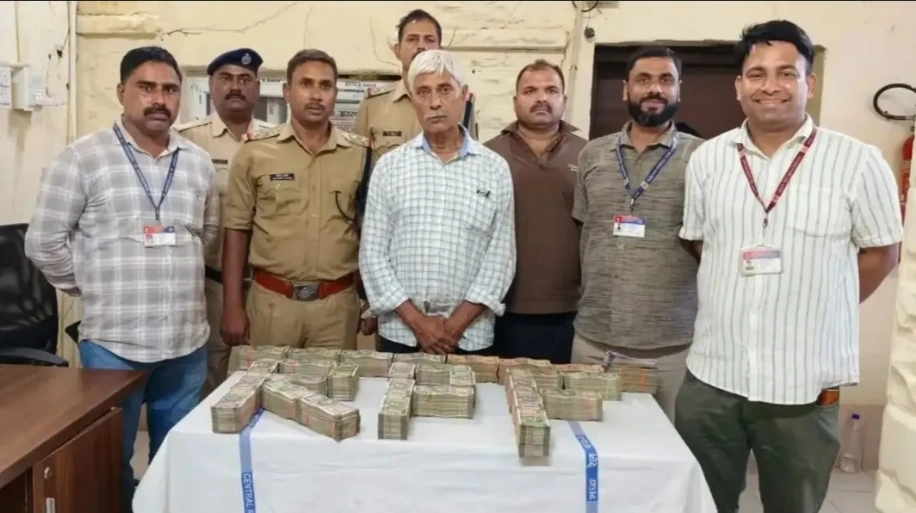 बेतवा एक्सप्रेस से 63 लाख रुपये नकद बरामद